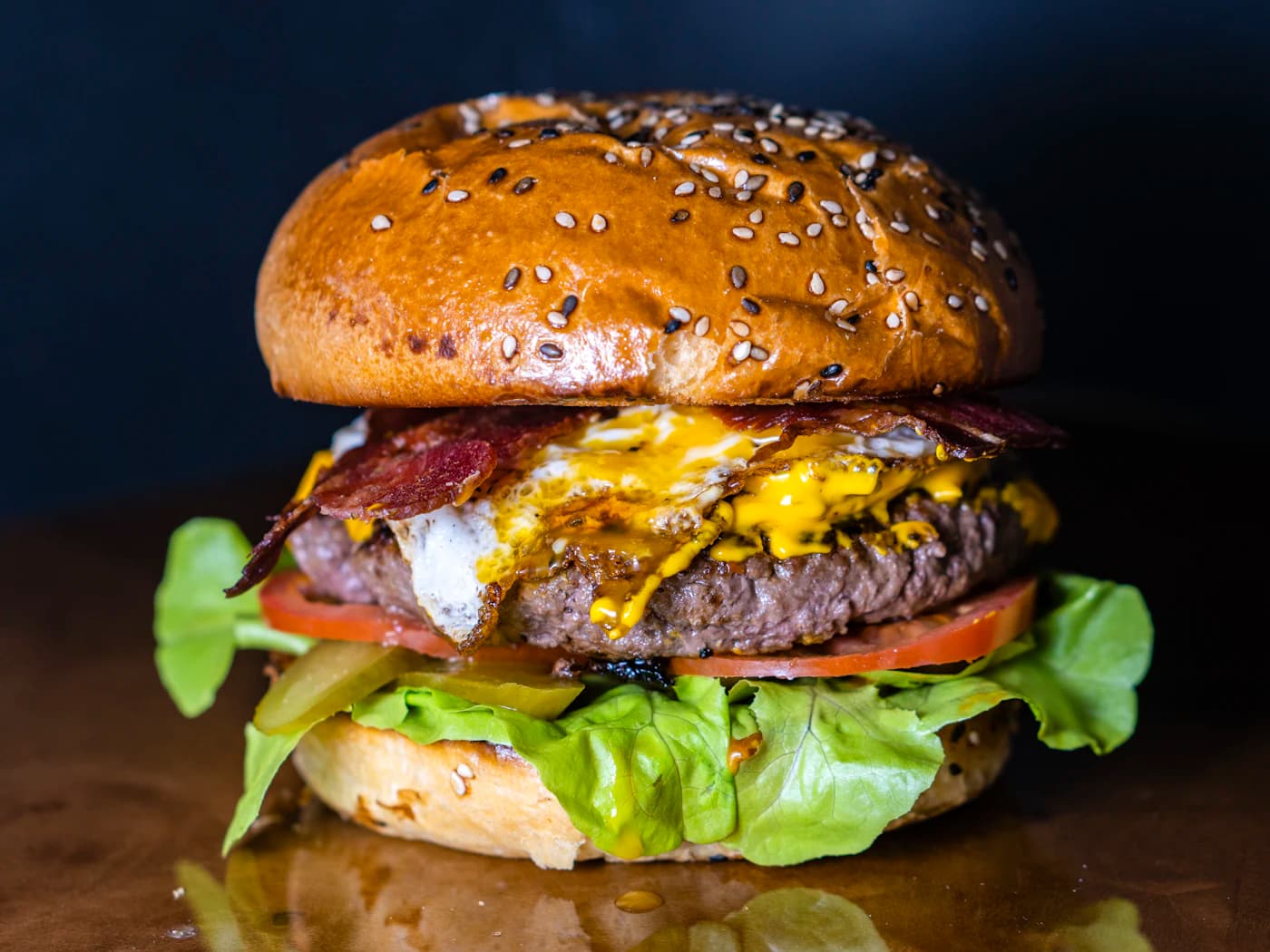 Burger z wołowiną, cheddarem i bekonem