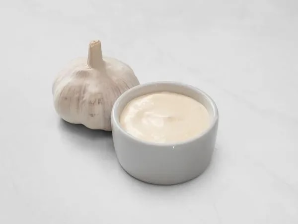 Sos czosnkowo-jogurtowy