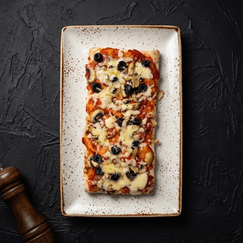 Pinsa Funghi, Olive & Salame