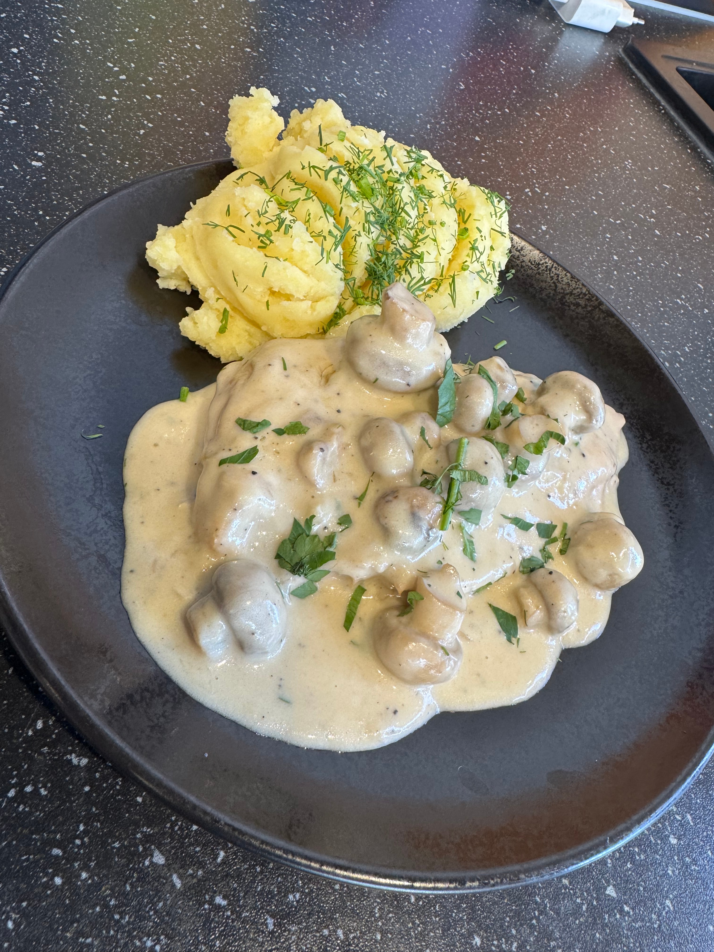 filet drobiowy duszony w sosie pieczarkowym