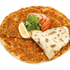 Lahmacun z surówką​