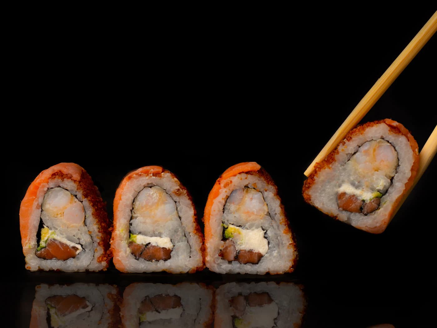 Rolki sushi z łososiem podawane pałeczkami