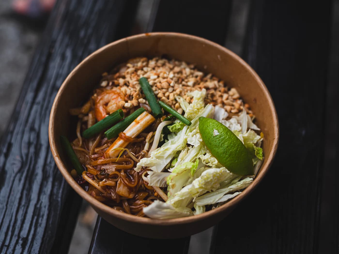 Makaron pad thai z orzeszkami i limonką