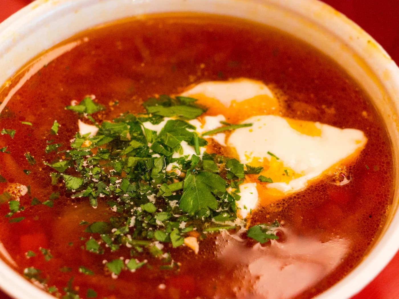 Barszcz ukraiński ze śmietaną i natką pietruszki
