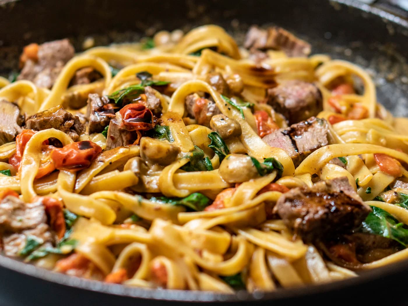 Makaron tagliatelle z wołowiną i szpinakiem